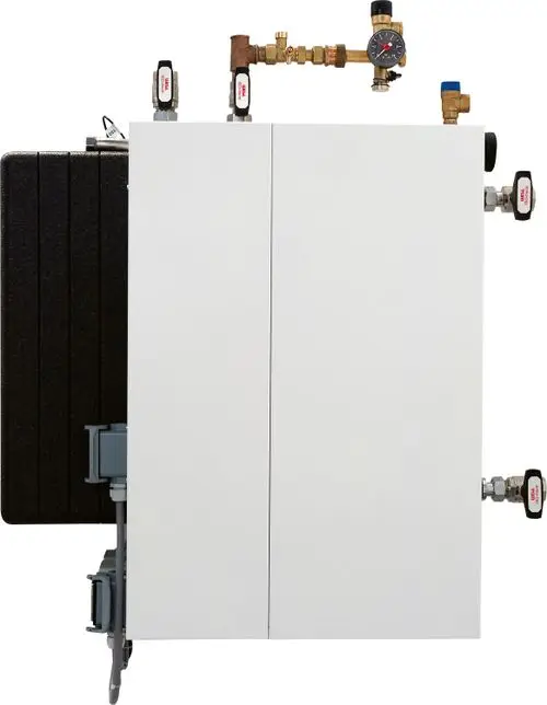 Wandmontierter Bosch-Solarwarmwasserbereiter mit integrierten Anschlüssen und Druckmanometer, ausgestattet für die zentrale Warmwasserbereitung.